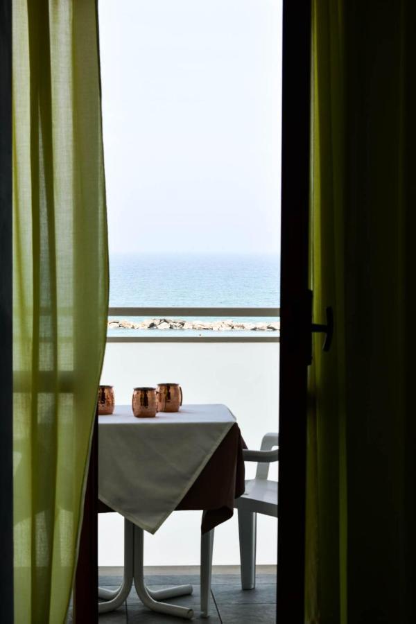 Hotel Embassy بيزارو المظهر الخارجي الصورة