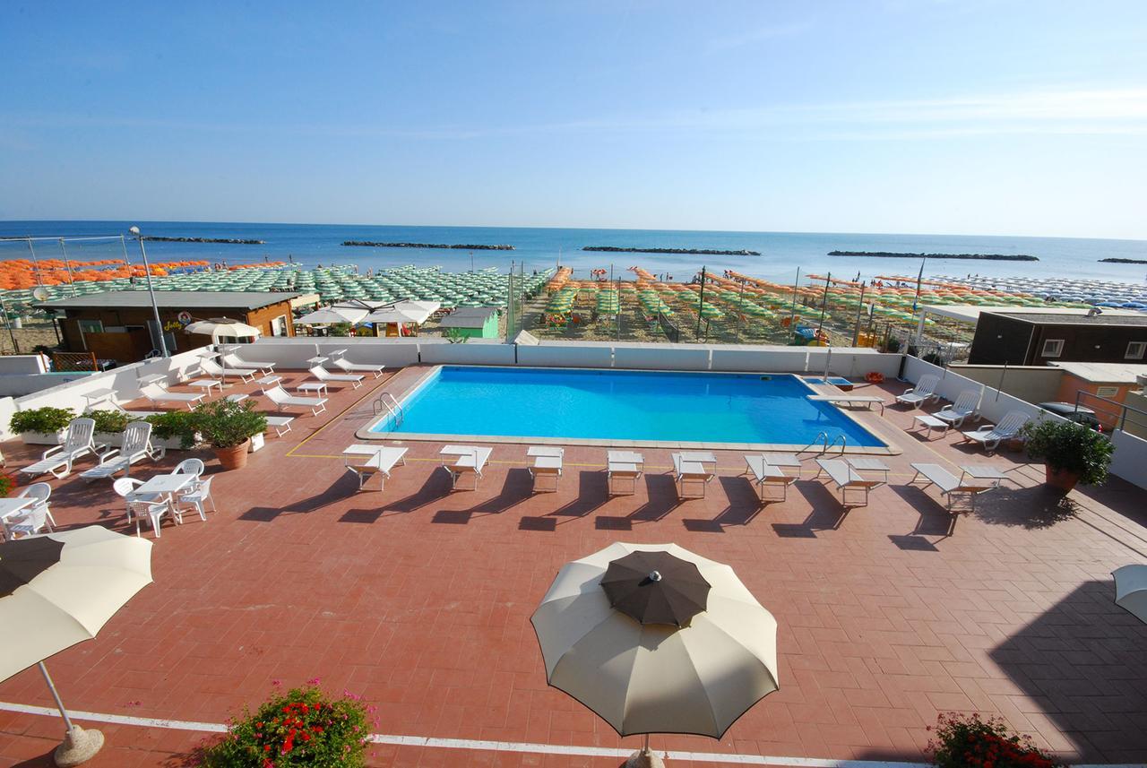 Hotel Embassy بيزارو المظهر الخارجي الصورة
